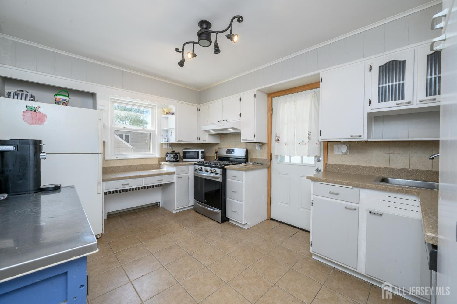 49 Colonial Drive Clark, NJ 07066 - Photo 9 of 31