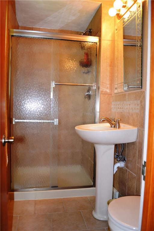 108 Lincoln Road Clairton, PA 15025 - Photo 12 of 21 Full Master Bath, w Ceramic Tile & Glass