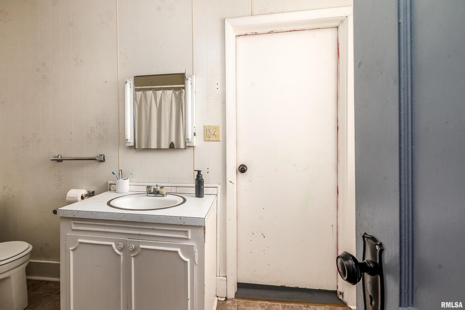 501 South Buchanan Street Marion, IL 62959 - Photo 16 of 32 a bathroom with a sink toilet and a mirror
