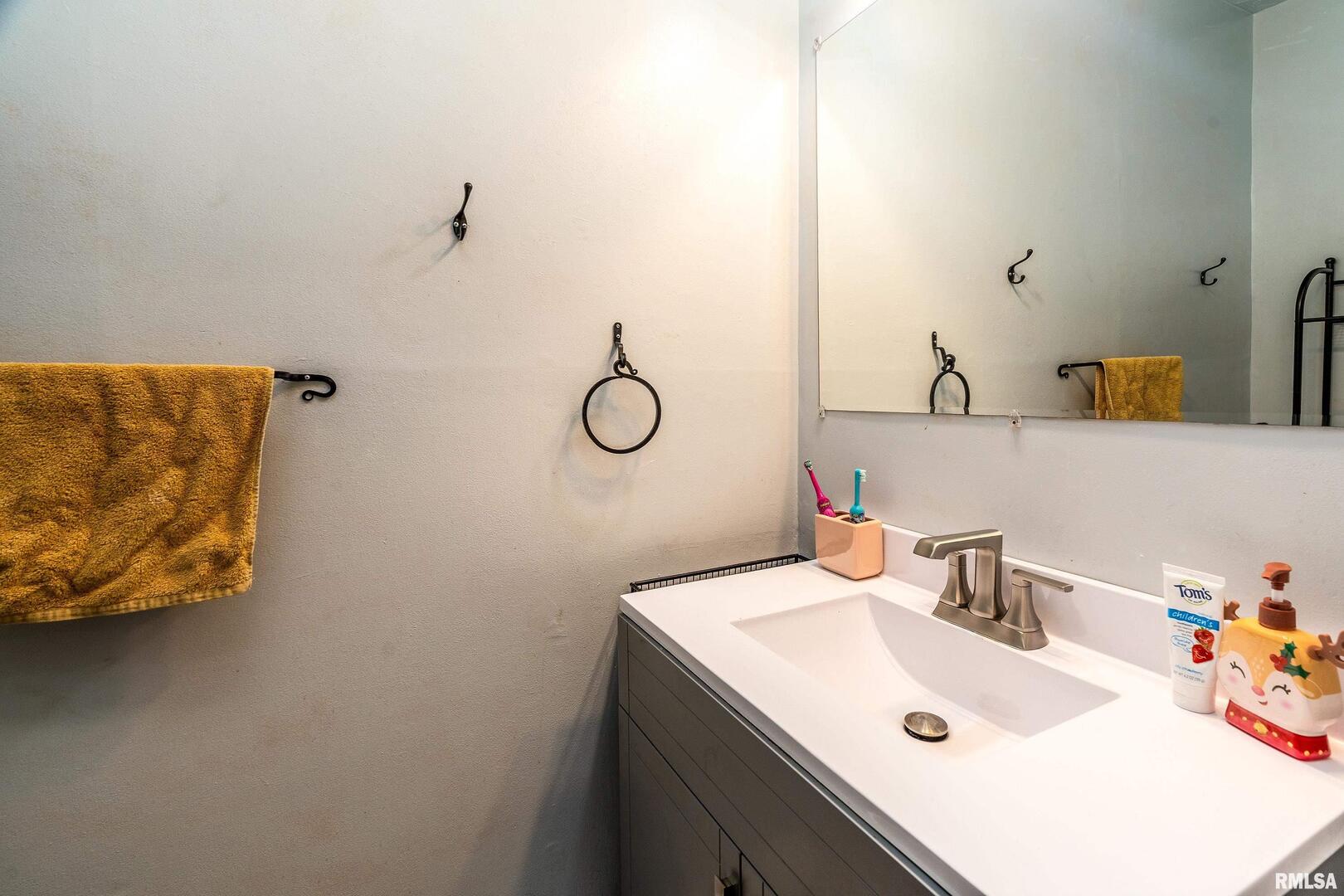 501 South Buchanan Street Marion, IL 62959 - Photo 20 of 32 a bathroom with a sink and a mirror