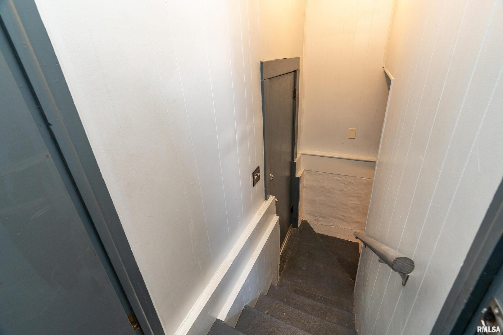 501 South Buchanan Street Marion, IL 62959 - Photo 23 of 32 a bathroom with a tub and shower