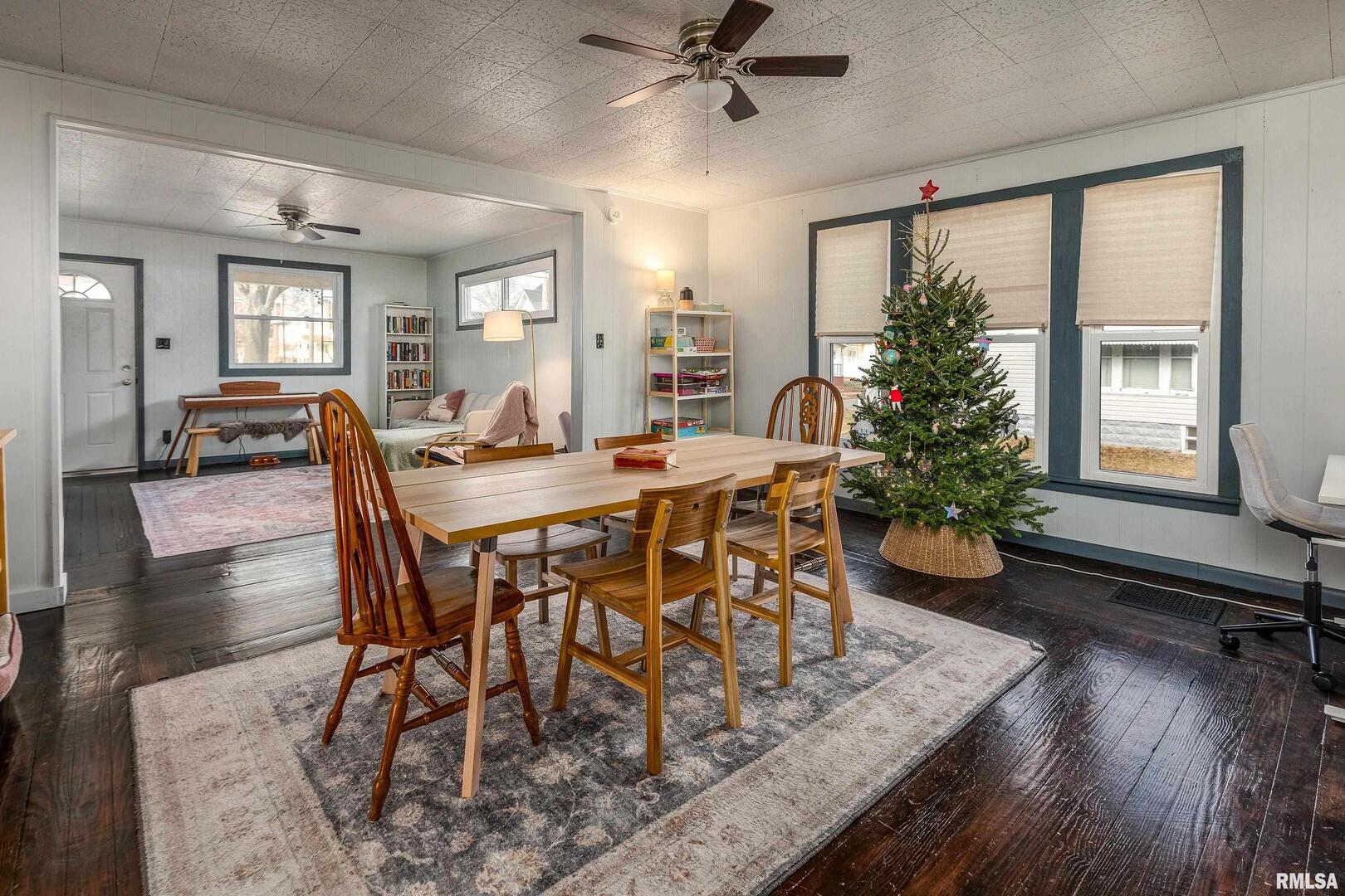 501 South Buchanan Street Marion, IL 62959 - Photo 7 of 32 a view of a dining room with furniture window and wooden floor