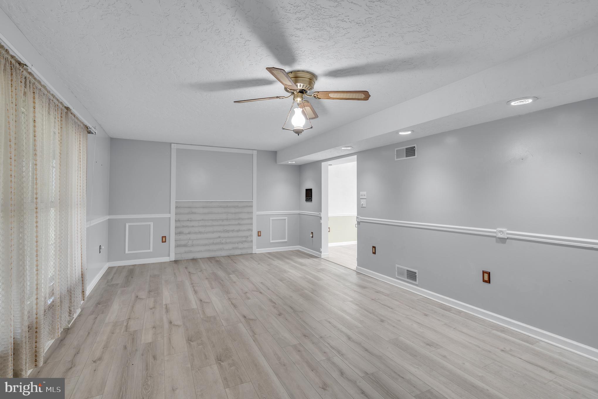 5013 East Berlin Road East Berlin, PA 17316 - Photo 6 of 44 Living room