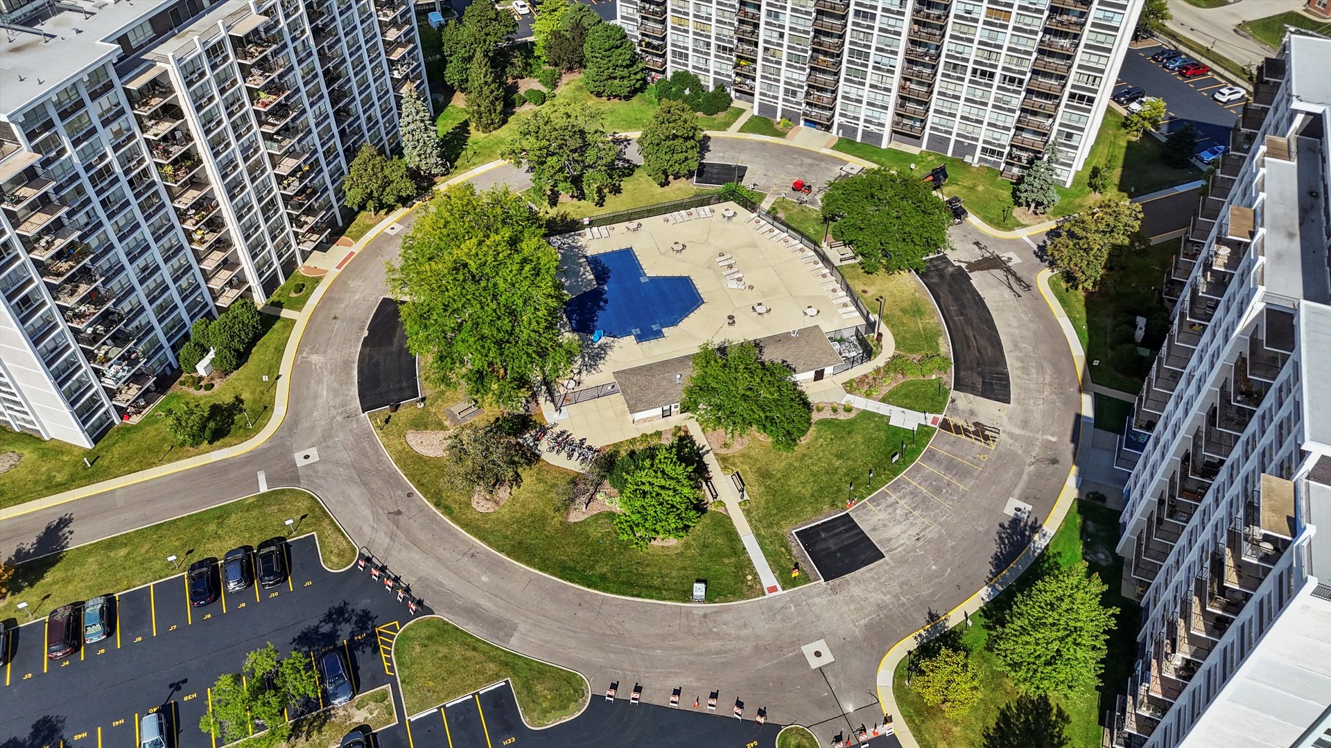 8815 West Golf Road, Unit 11C Niles, IL 60714 - Photo 28 of 31 a view of a swimming pool