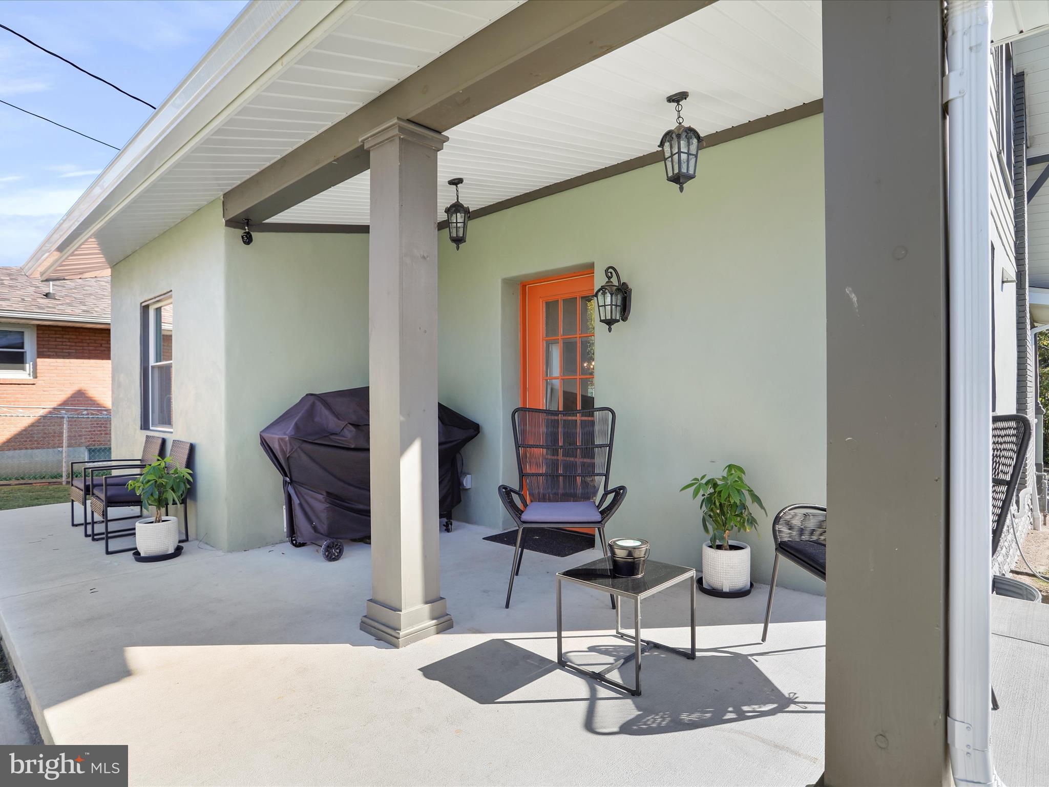504 Prince George Street Cumberland, MD 21502 - Photo 2 of 33 a dining room with furniture