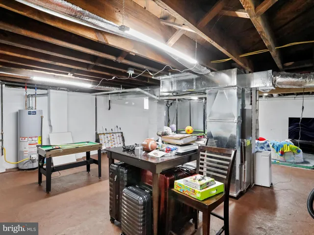 a view of livingroom with furniture