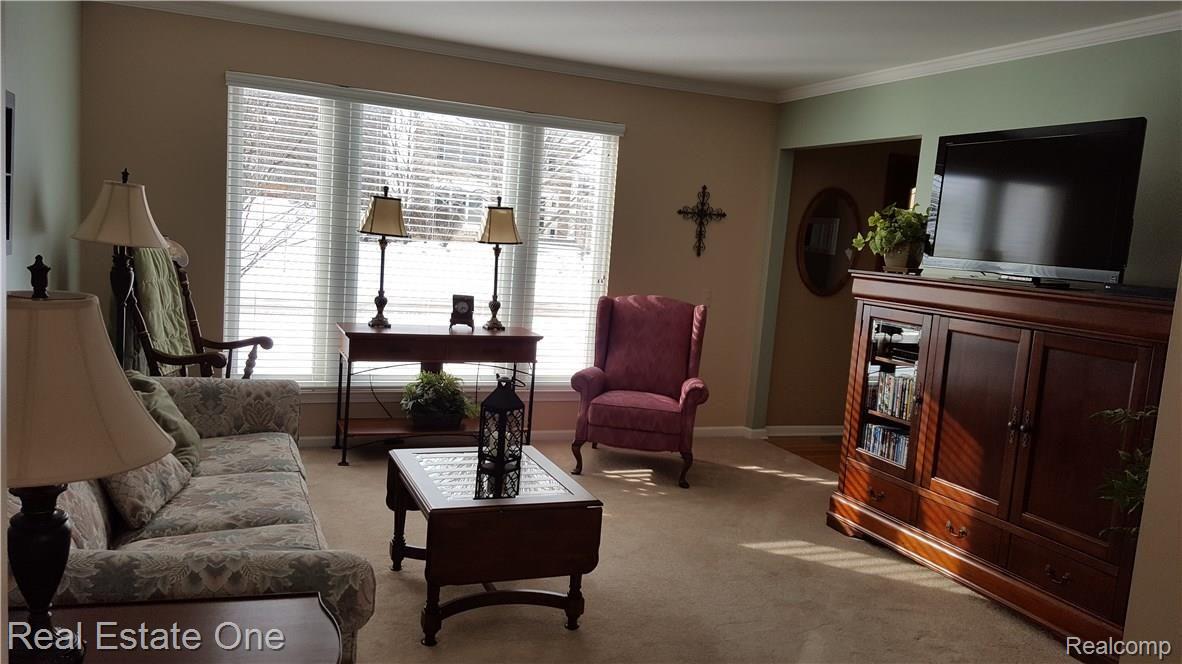772 Whitney Drive Rochester, MI 48307 - Photo 8 of 27 772 Whitney Dr 9.jpg