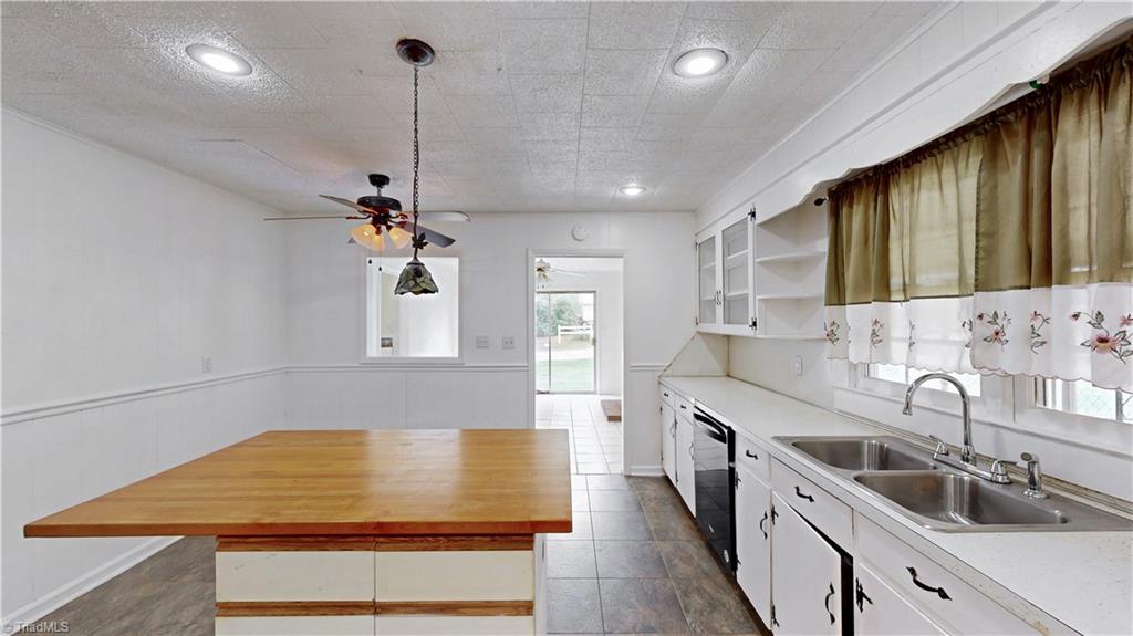 201 Kendall Mill Road Thomasville, NC 27360 - Photo 7 of 30 Kitchen w/Island