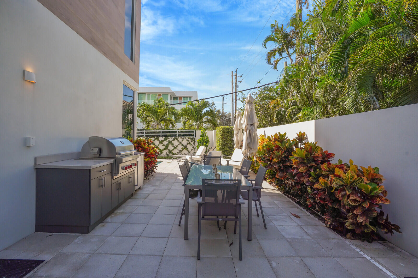 200 Northeast 7th Avenue, Unit 3 Delray Beach, FL 33483 - Photo 44 of 71 a outdoor dining space with furniture and flowers