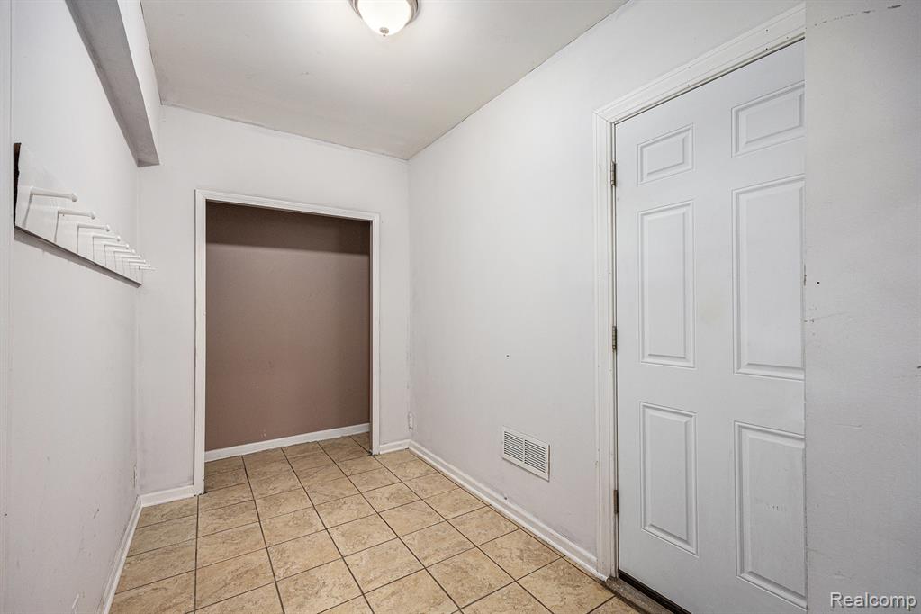20740 Marter Road Grosse Pointe Woods, MI 48236 - Photo 12 of 37