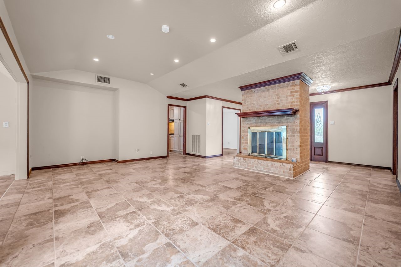 18815 Whitewood Drive Spring, TX 77373 - Photo 10 of 46 Family room