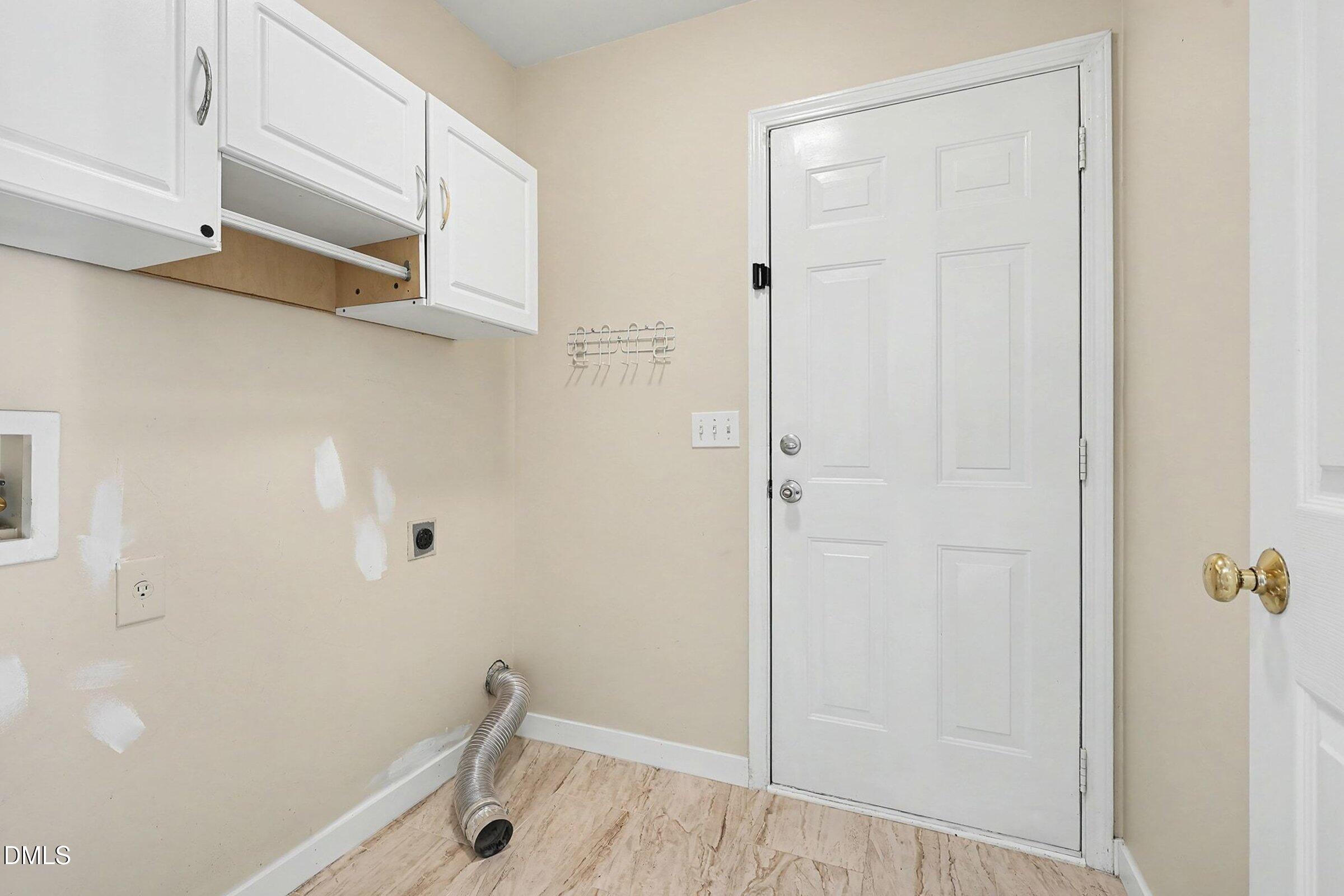 1005 Tesh Court High Point, NC 27265 - Photo 23 of 34 a bathroom with a bathtub