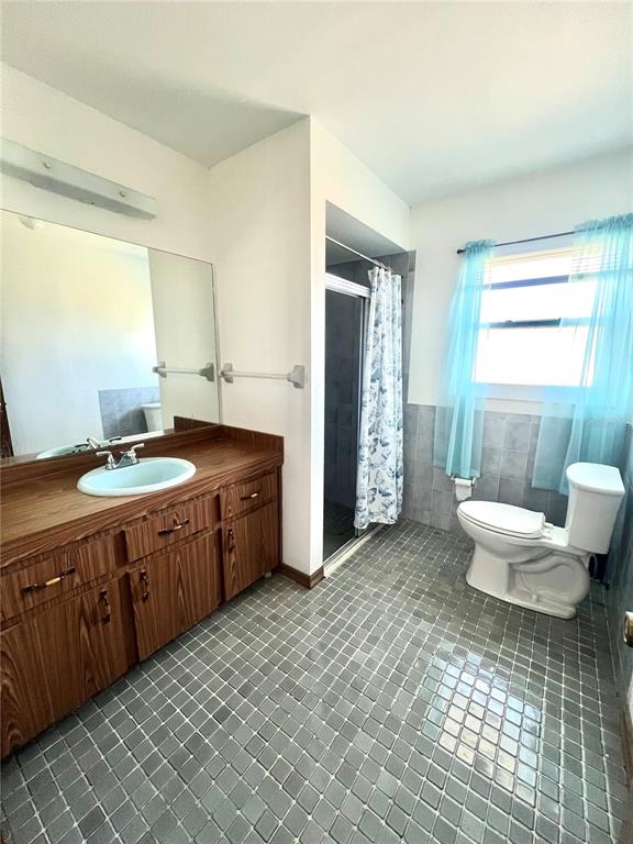 13020 Sun Road Brooksville, FL 34613 - Photo 11 of 33 a spacious bathroom with a double vanity sink a toilet and a tub