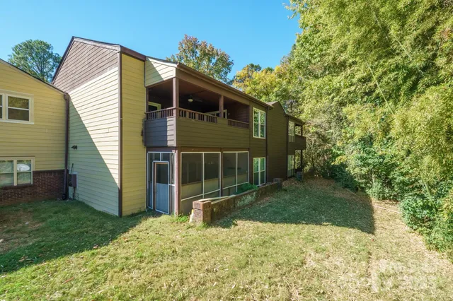 a view of a small house with yard