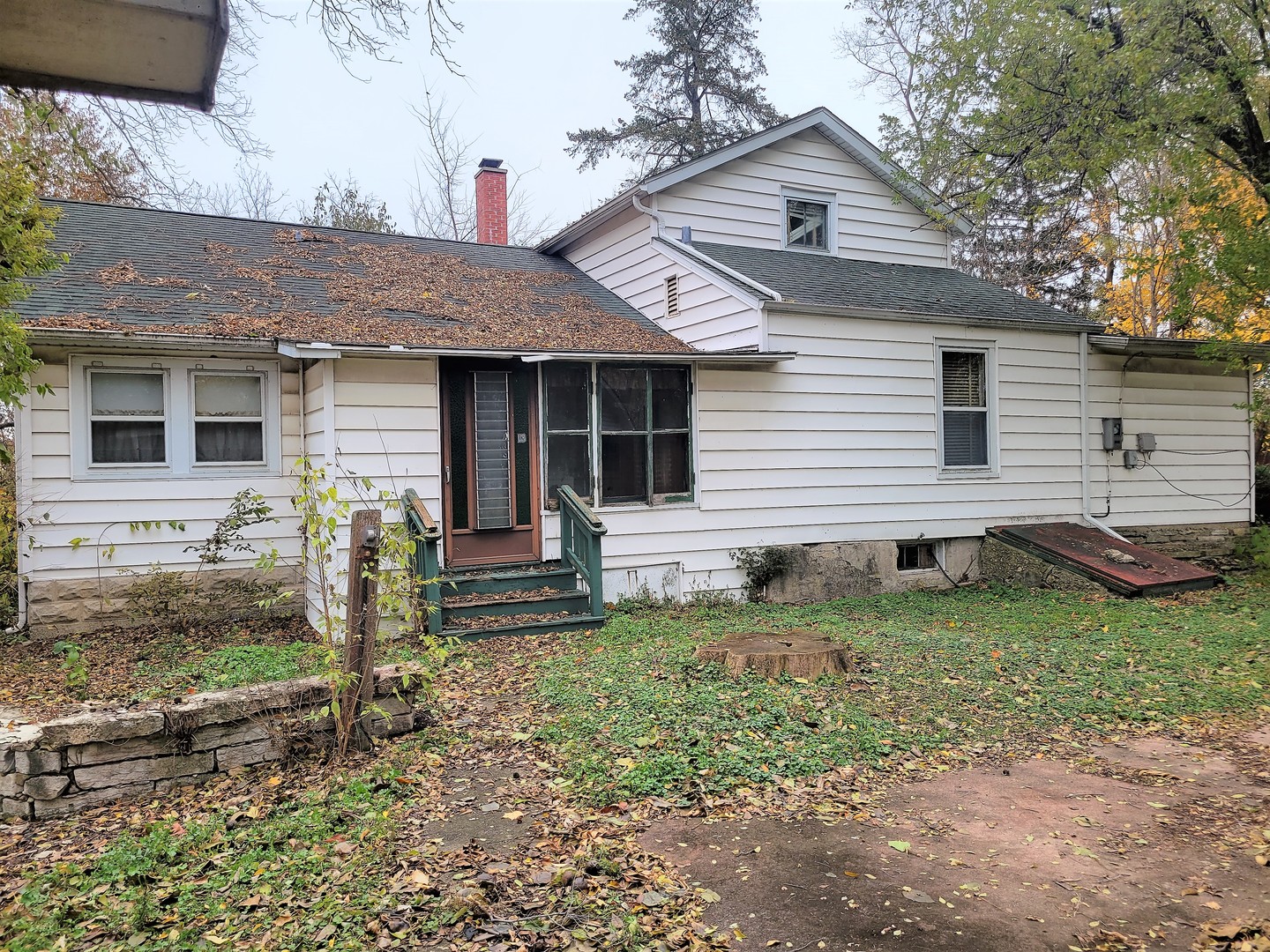 2576 Plainfield Road Joliet, IL 60435 - Photo 2 of 13 a front view of a house with garden