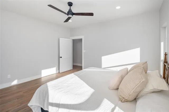 a view of a livingroom with furniture