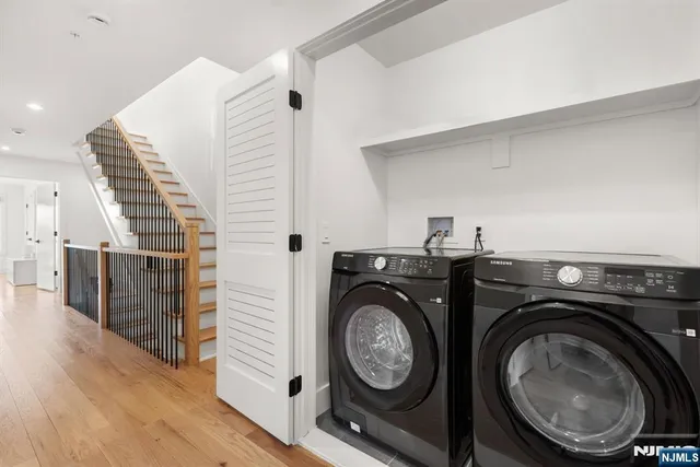 a view of entryway with washer and dryer