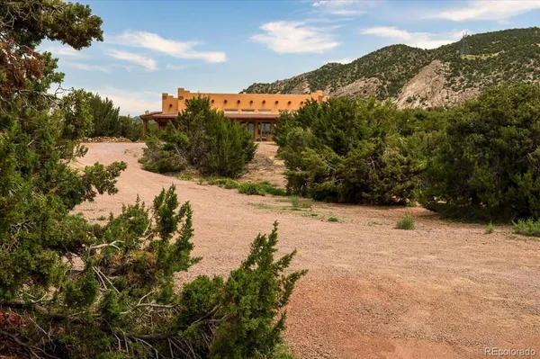 a view of a yard with a house