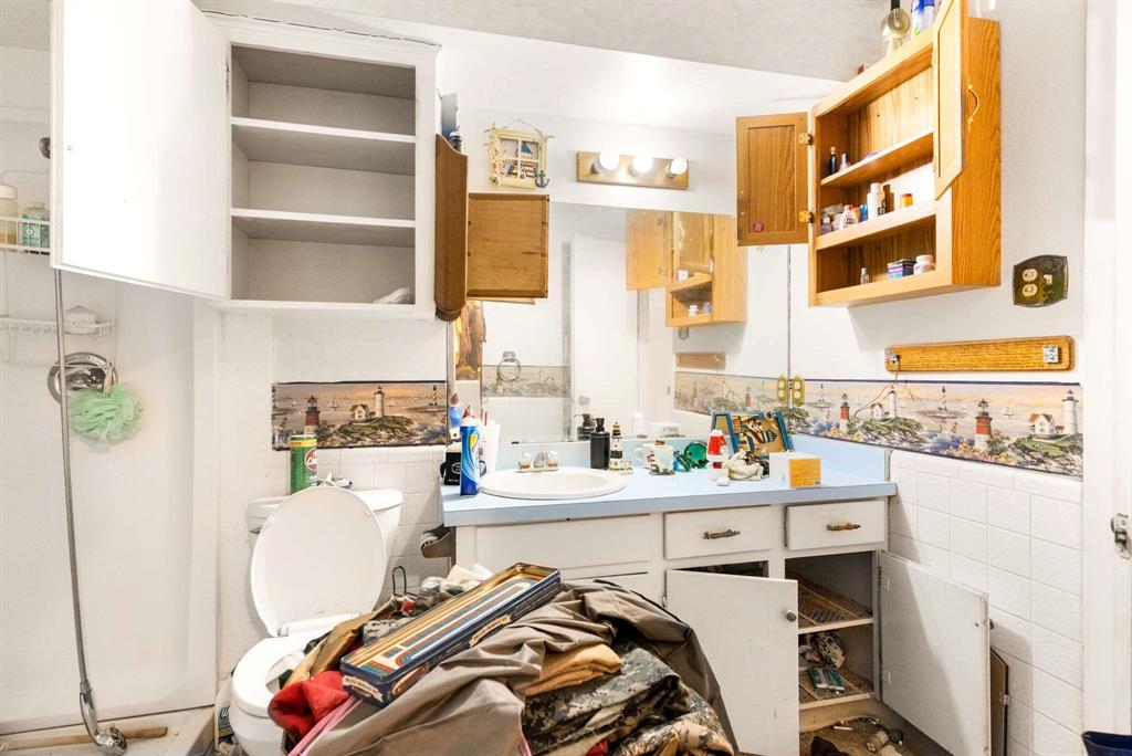 3024 Conflans Road, Unit 3026 Irving, TX 75061 - Photo 18 of 29 a view of a bedroom with a bed and a window