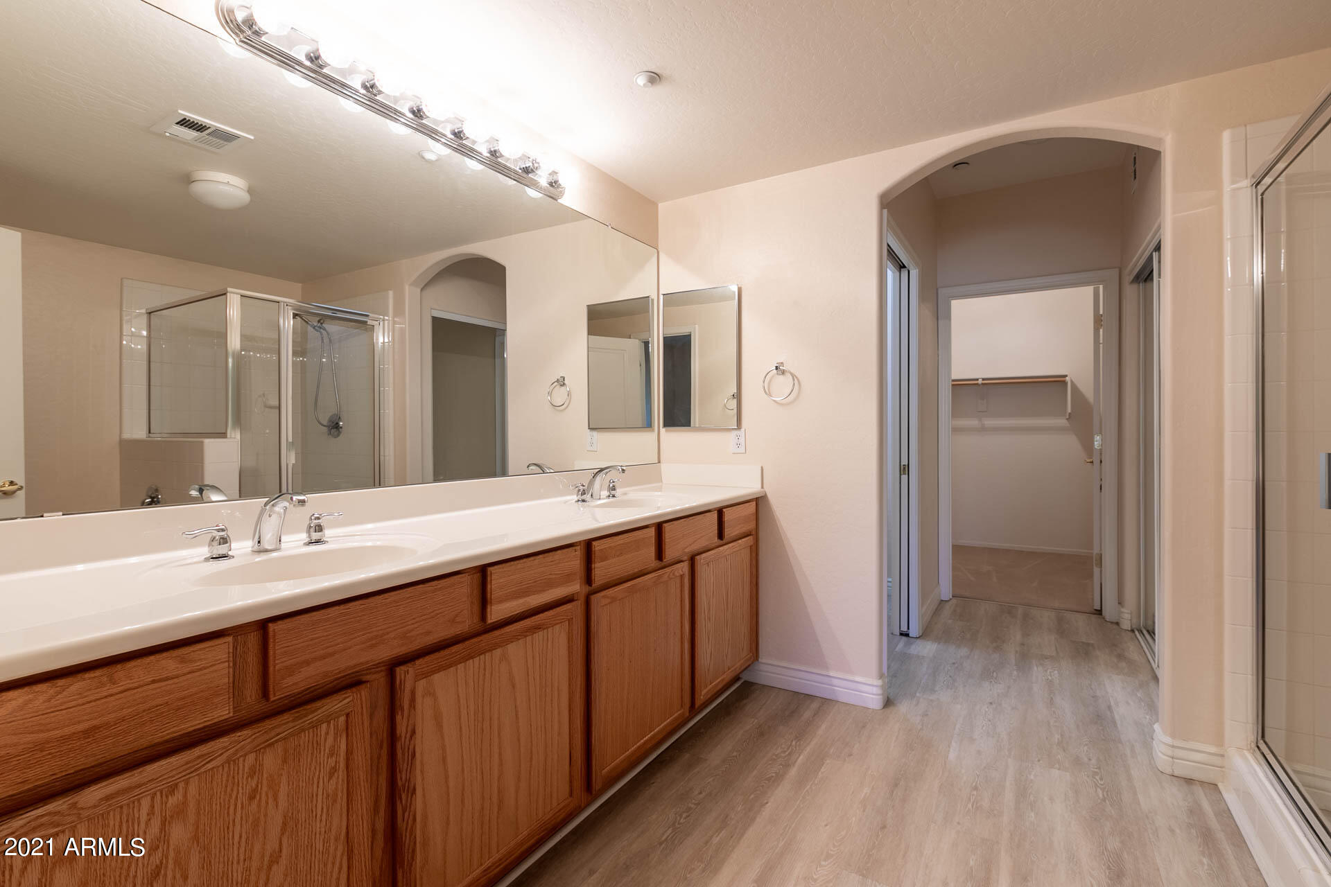 955 East Knox Road, Unit 113 Chandler, AZ 85225 - Photo 12 of 38 Master bathroom