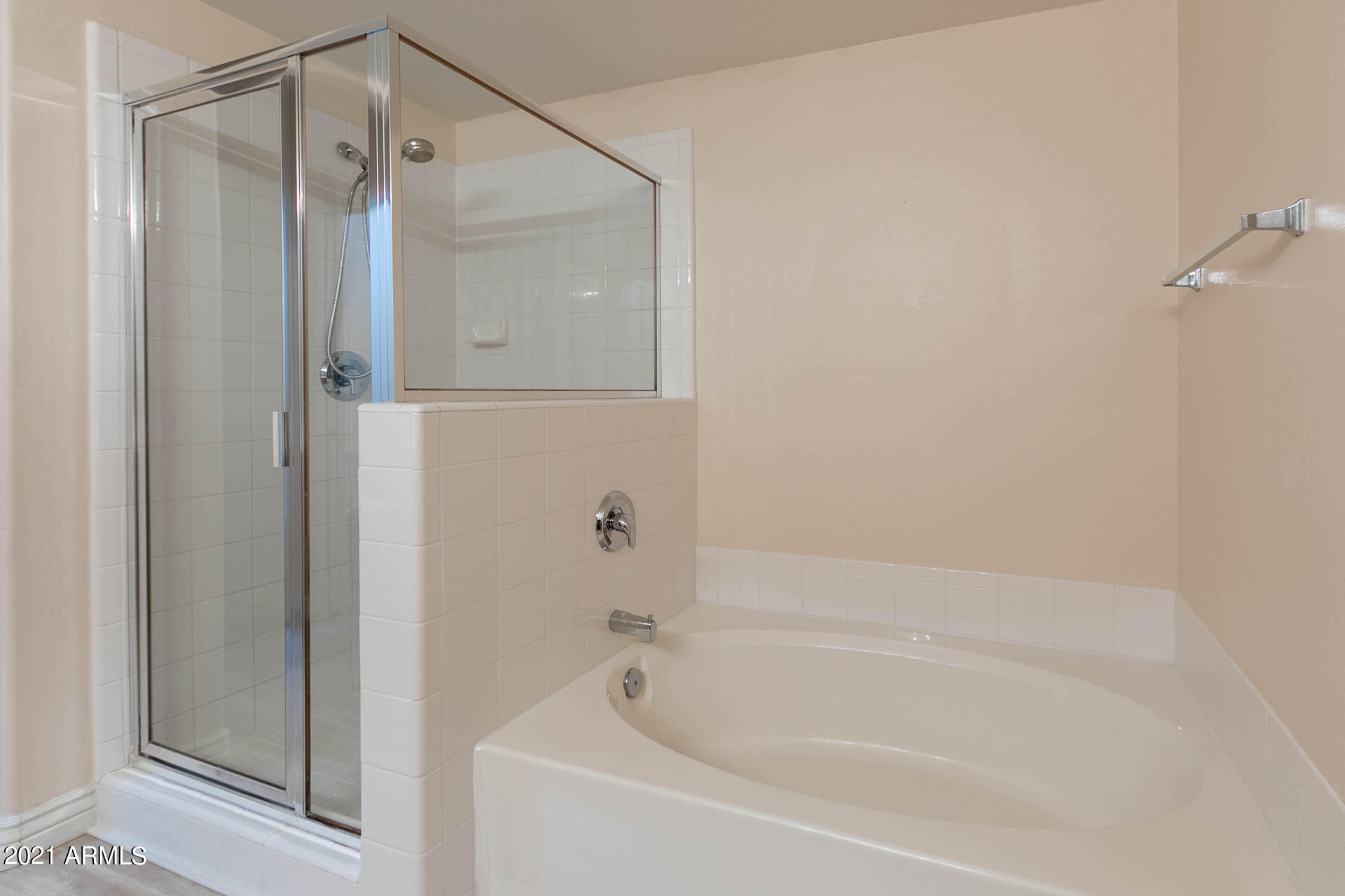 955 East Knox Road, Unit 113 Chandler, AZ 85225 - Photo 13 of 38 Master bathroom