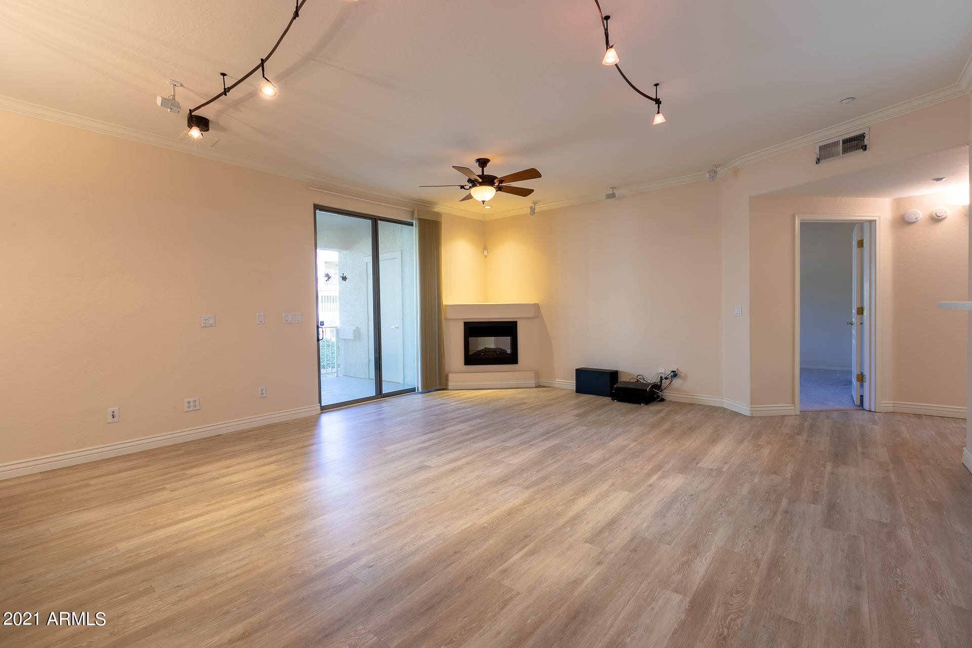 955 East Knox Road, Unit 113 Chandler, AZ 85225 - Photo 4 of 38 Family room