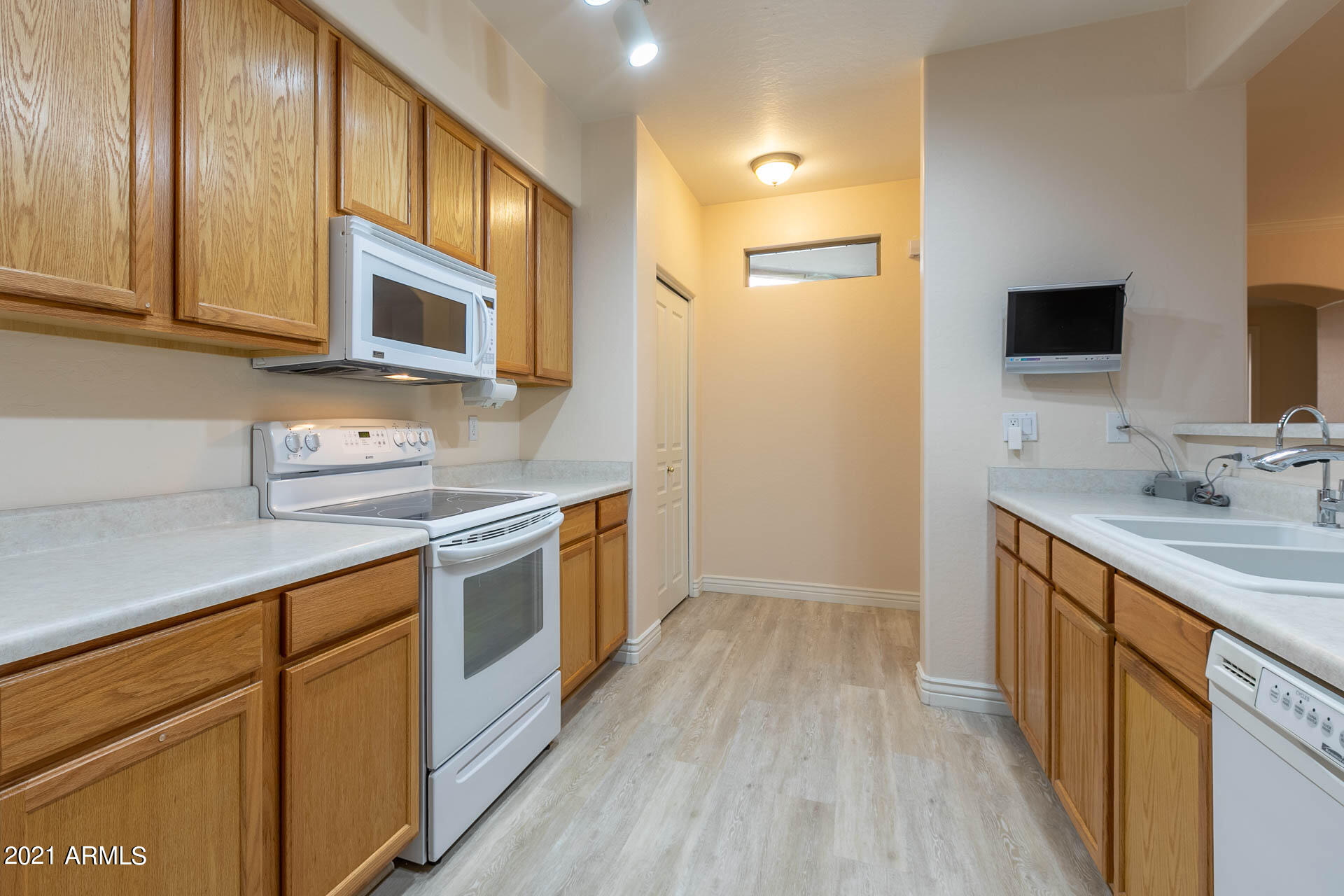 955 East Knox Road, Unit 113 Chandler, AZ 85225 - Photo 7 of 38 Kitchen