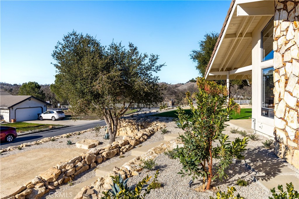 1670 Southfork Place Paso Robles, CA 93446 - Photo 14 of 61 a view of a house with a yard