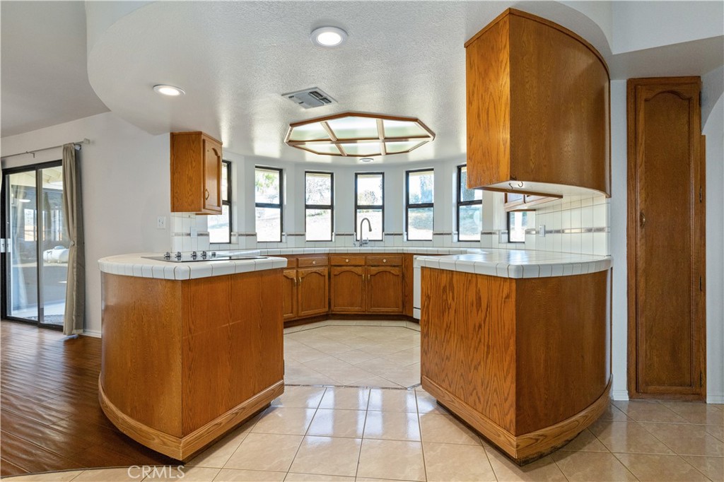 1670 Southfork Place Paso Robles, CA 93446 - Photo 29 of 61 a view of a bathroom with a tub and a view of living room