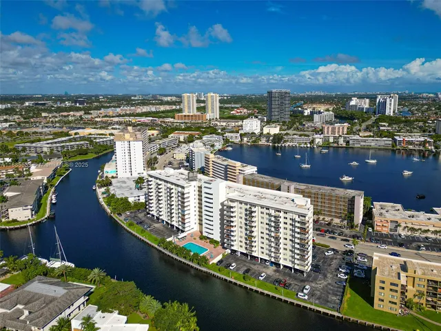 a picture of a city that has tall buildings