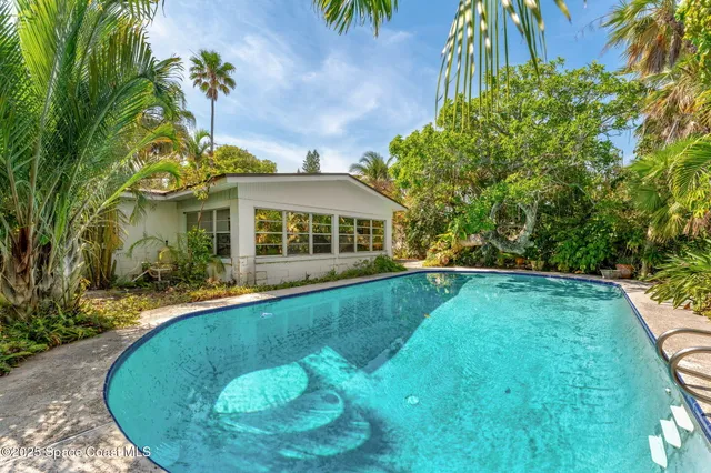 a view of a house with a backyard