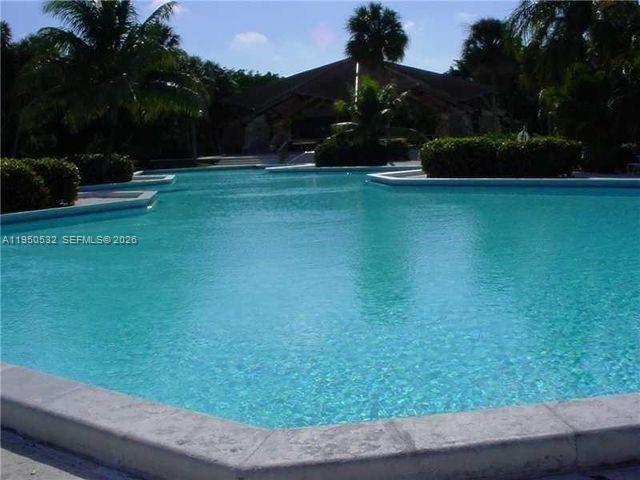 6534 Southwest 114th Place, Unit G75 Miami, FL 33173 - Photo 49 of 52 a view of a garden and basketball court