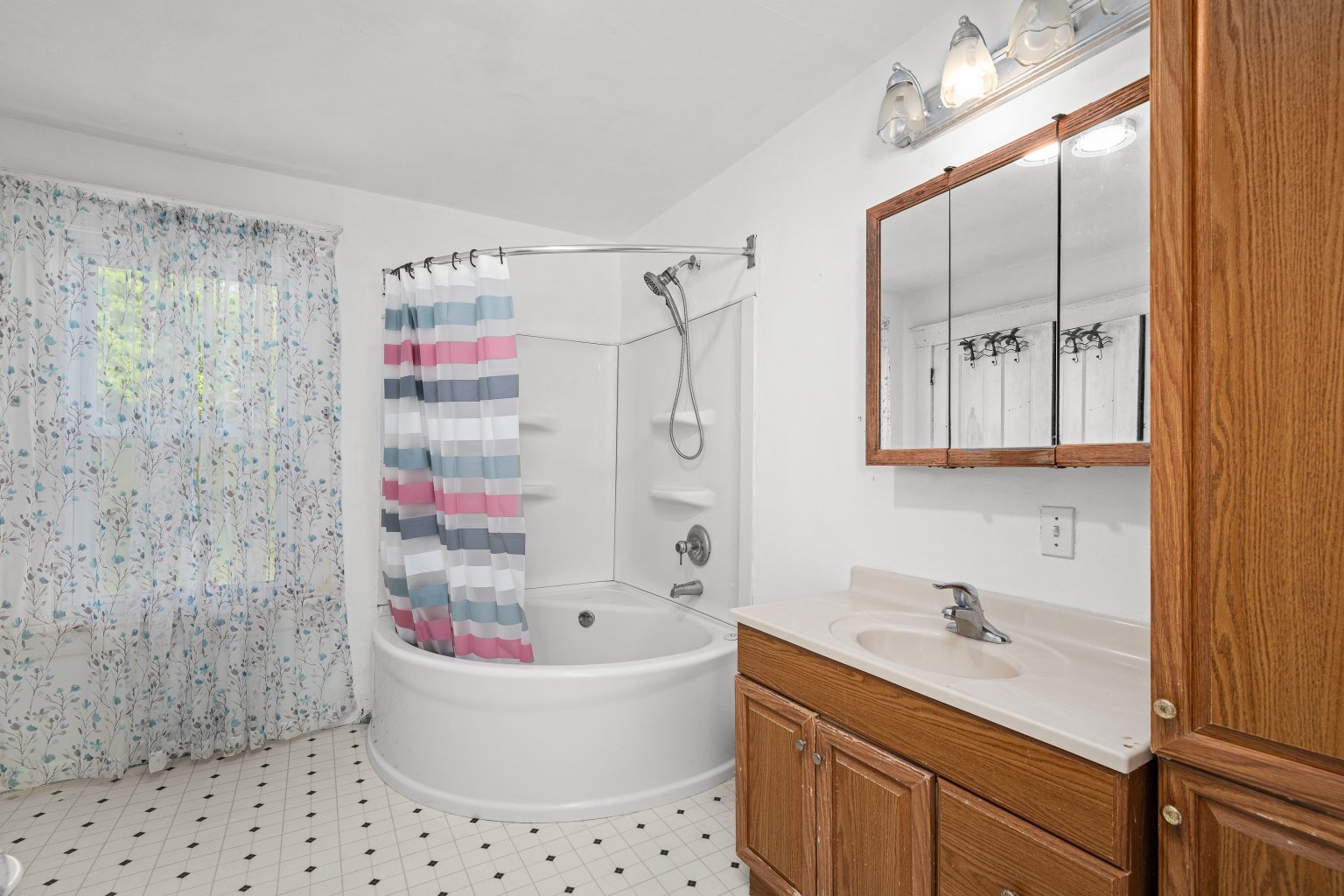 200 West Locust Street Cambridge, IL 61238 - Photo 25 of 32 a bathroom with a bathtub sink vanity and mirror