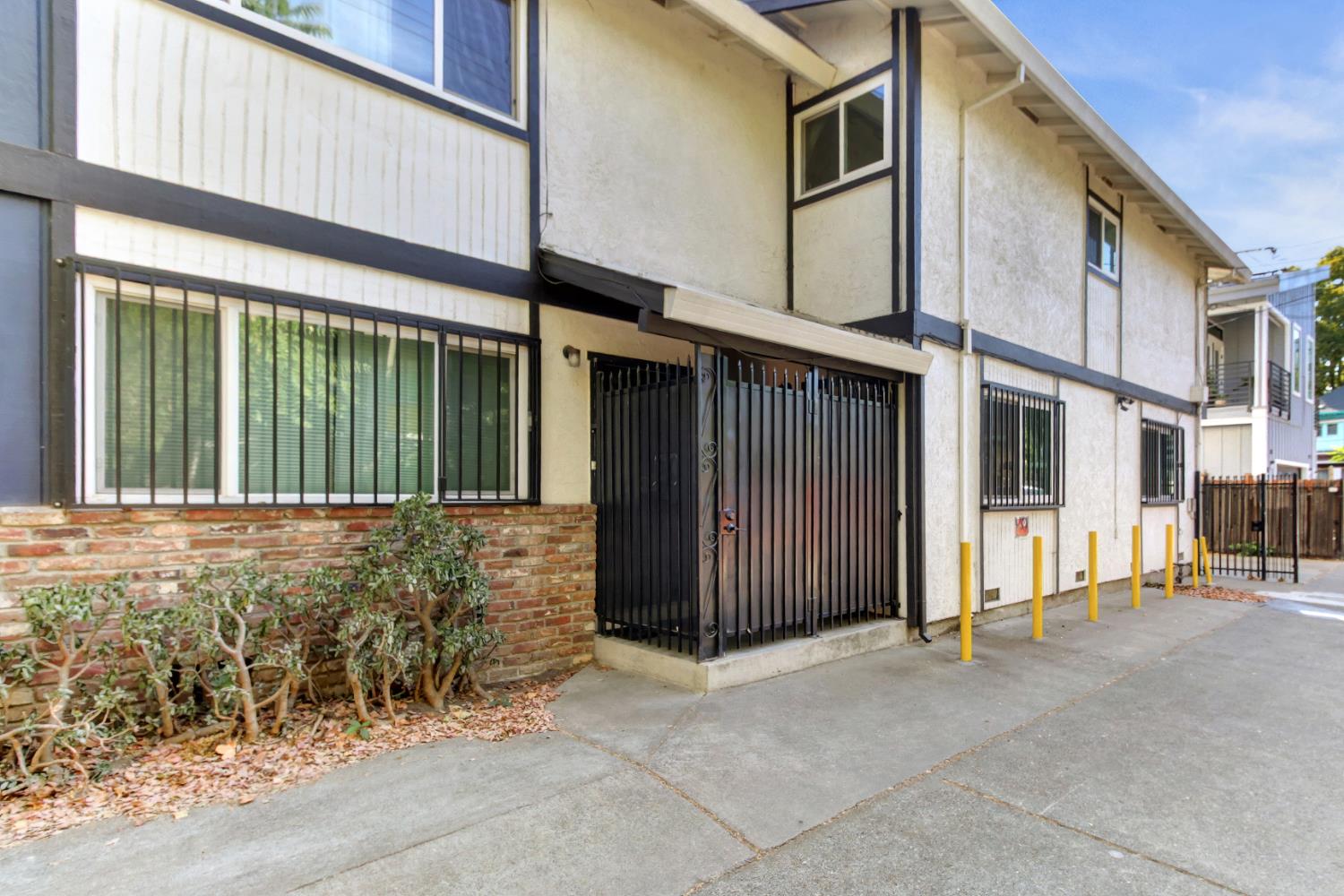 1916 17th Street Sacramento, CA 95811 - Photo 5 of 33 a view of a house with an outdoor space