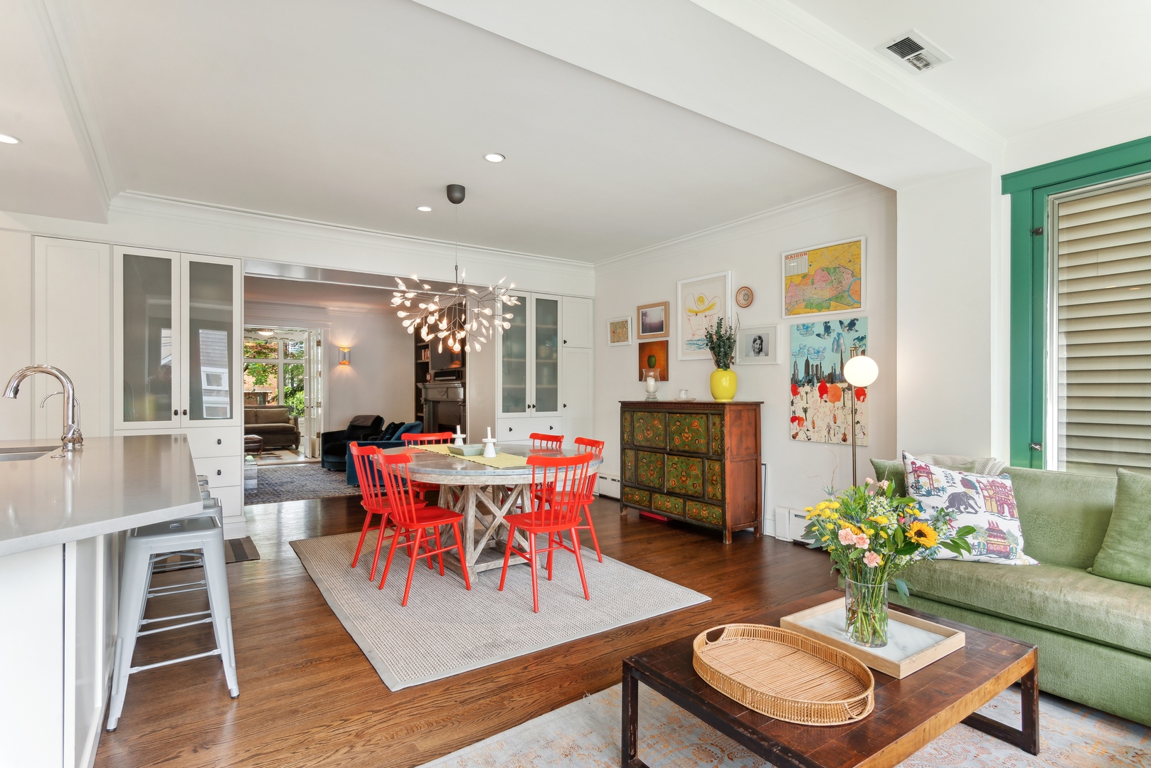 1465 West Cullom Avenue Chicago, IL 60613 - Photo 18 of 54 a living room with furniture kitchen view and large windows