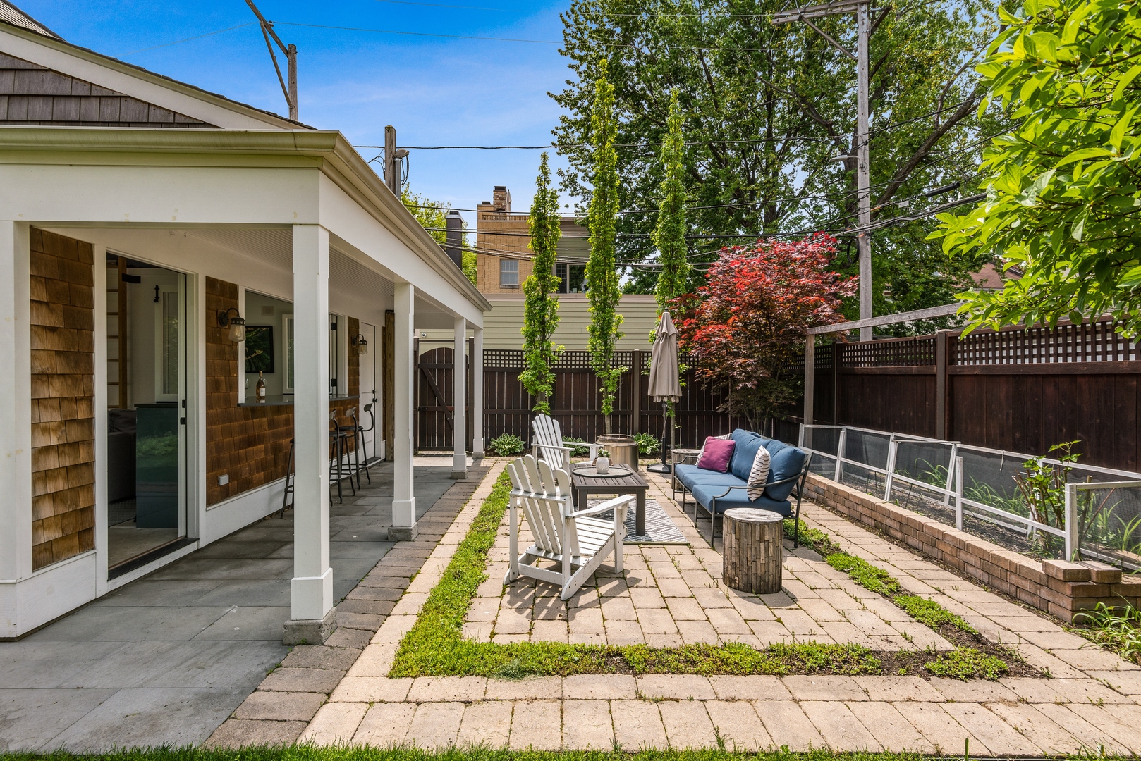 1465 West Cullom Avenue Chicago, IL 60613 - Photo 39 of 54 a view of a chair and tables in the patio