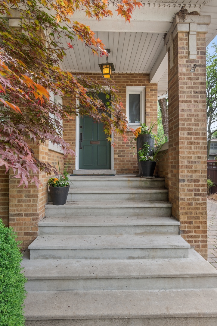 1465 West Cullom Avenue Chicago, IL 60613 - Photo 4 of 54 a view of a pathway of house