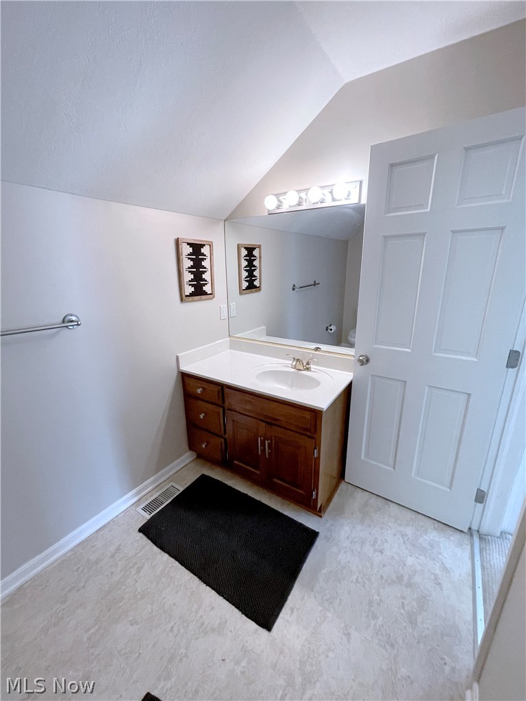 718 Sunridge Road Fairlawn, OH 44333 - Photo 31 of 49 Bathroom featuring vanity