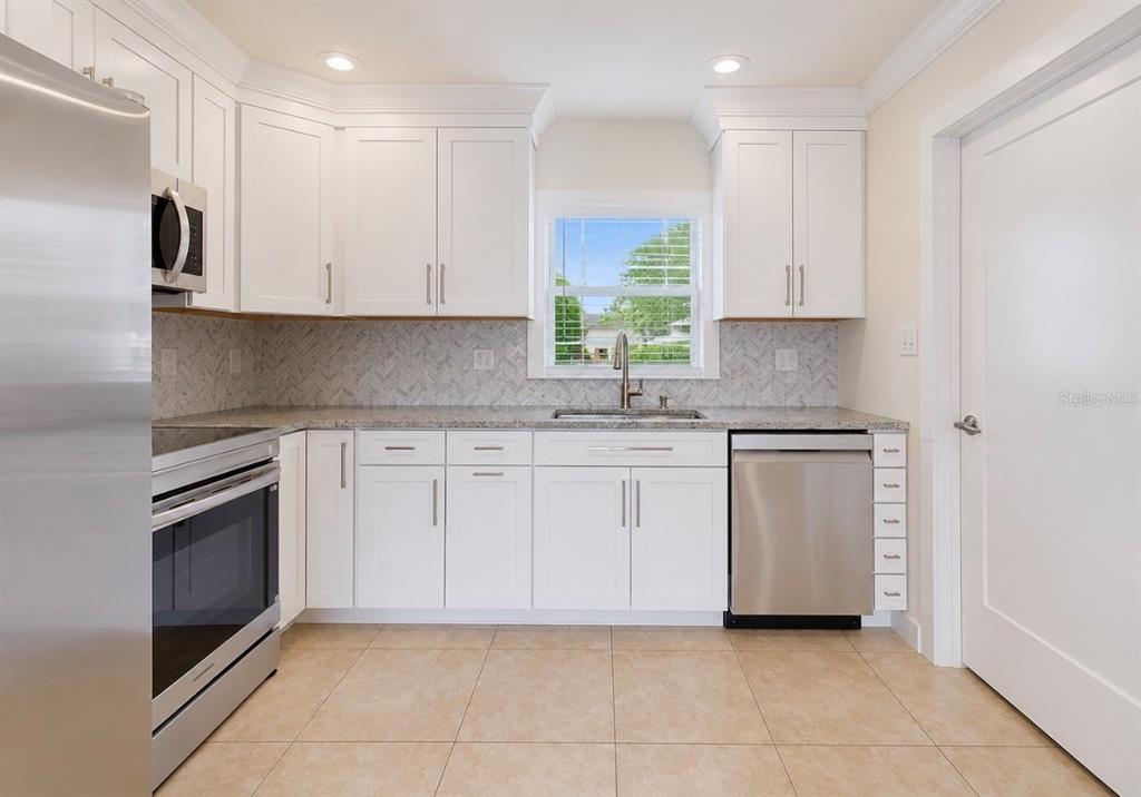 404 12th Street Southwest Ruskin, FL 33570 - Photo 9 of 49