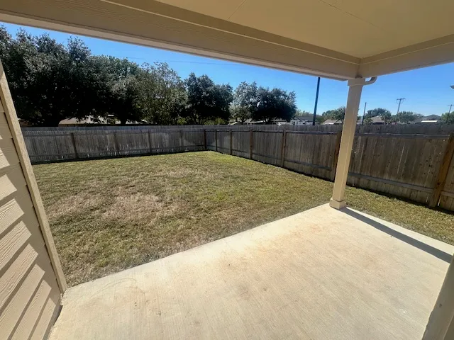 a view of a backyard