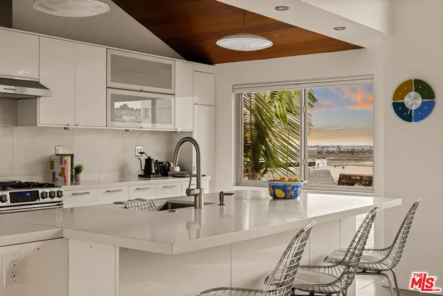 $2,995,000 | 6624 Vista Del Mar, Playa del Rey, CA 90293