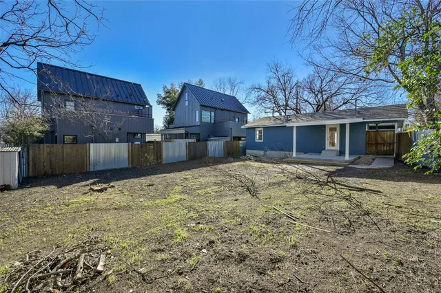 a view of a yard with a house