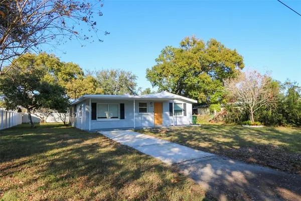 a view of a yard in front of house