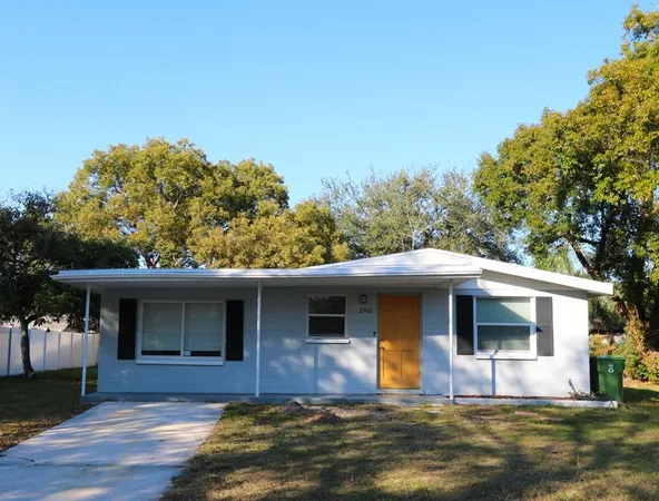 a view of a house with backyard