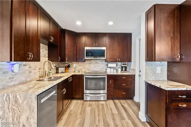 $969,900 | 3122 Southeast 18th Place, Cape Coral, FL 33904