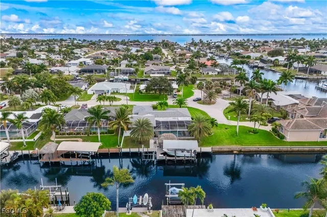 $969,900 | 3122 Southeast 18th Place, Cape Coral, FL 33904