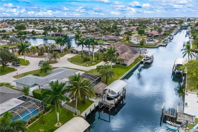 $969,900 | 3122 Southeast 18th Place, Cape Coral, FL 33904