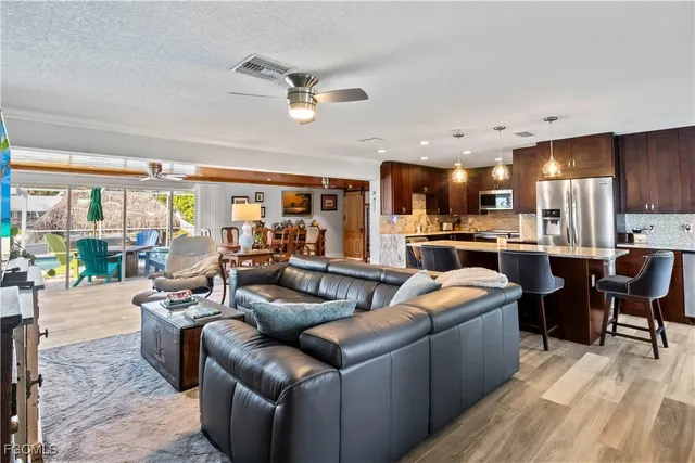 $969,900 | 3122 Southeast 18th Place, Cape Coral, FL 33904