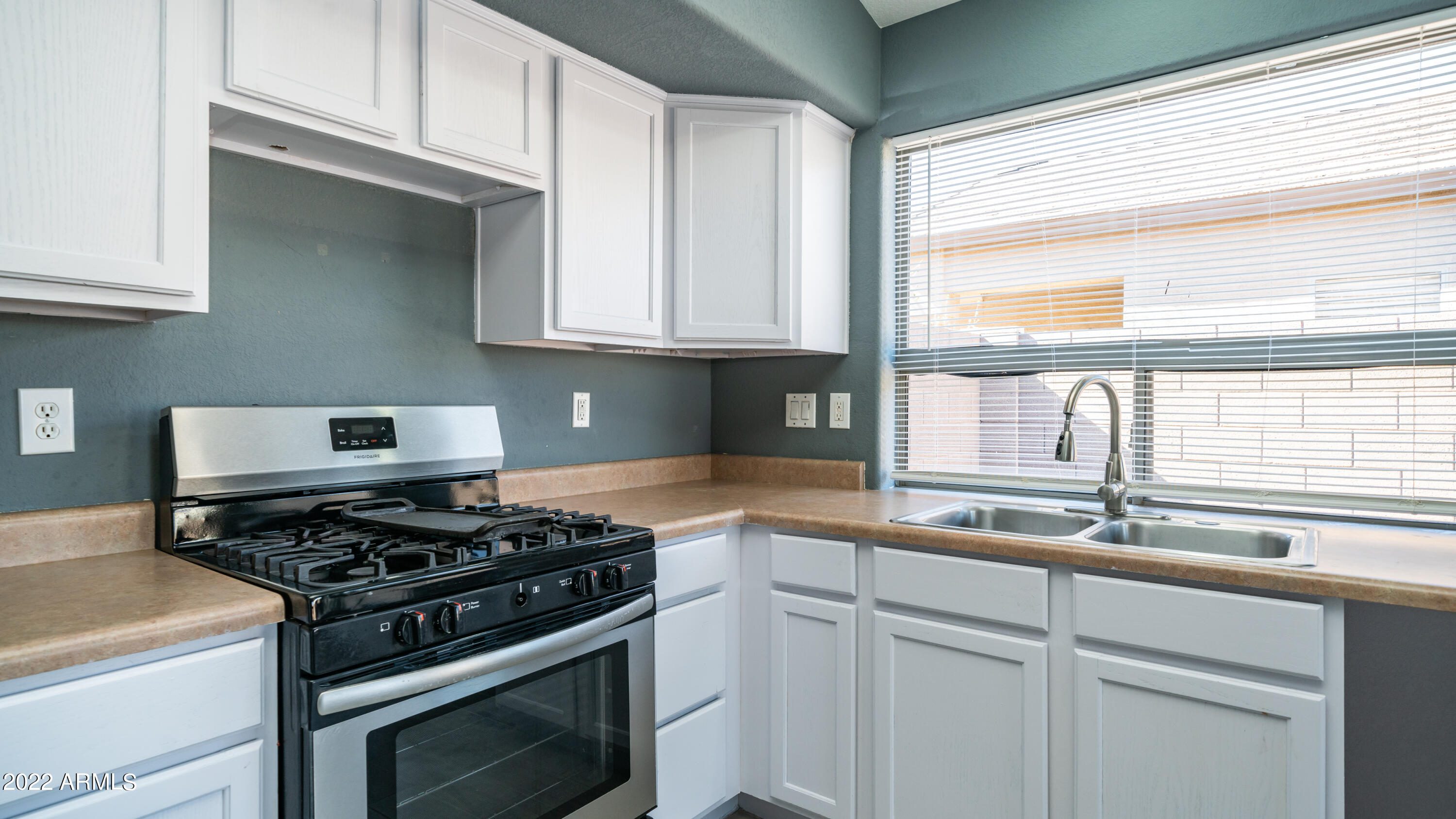 42430 Chambers Drive Maricopa, AZ 85138 - Photo 5 of 19 Kitchen