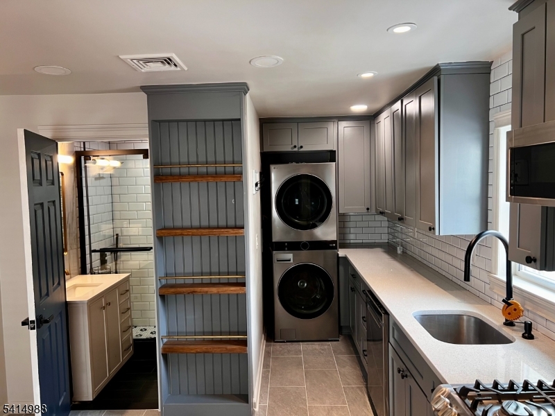 51 Delaware Street Elizabeth Port, NJ 07206 - Photo 6 of 19